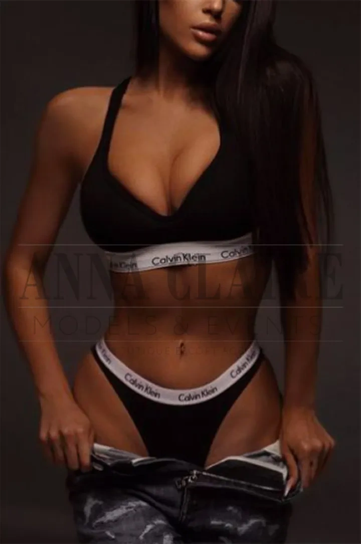 VIP brunette escort Victoria, NY elite model companion