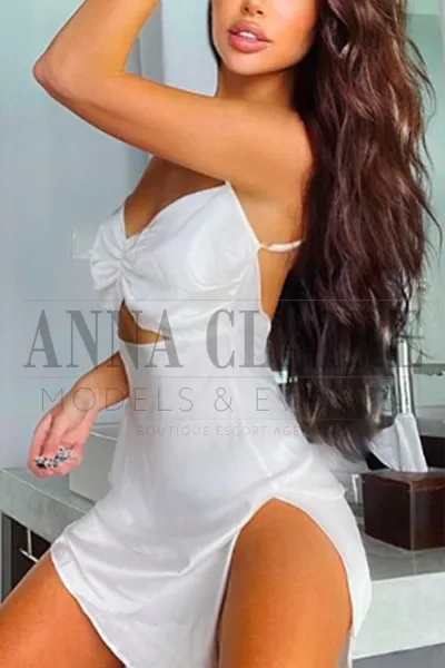 Luxury escort LA model Jennifer, high-end brunette female companion