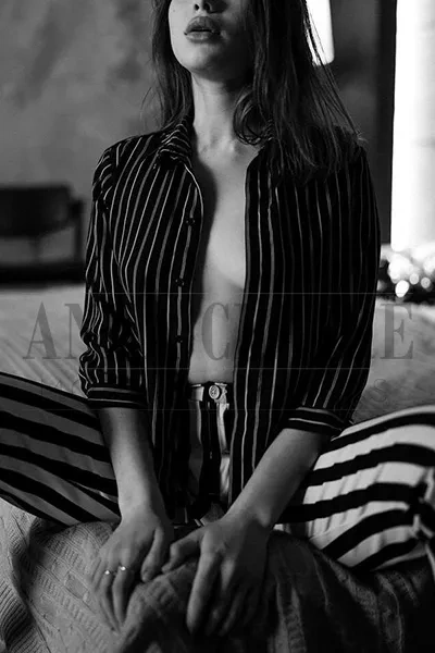 London VIP escorts girl Julia, upscale GFE model companion