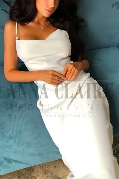 VIP escorts Milan model Mia, luxury brunette GFE companion